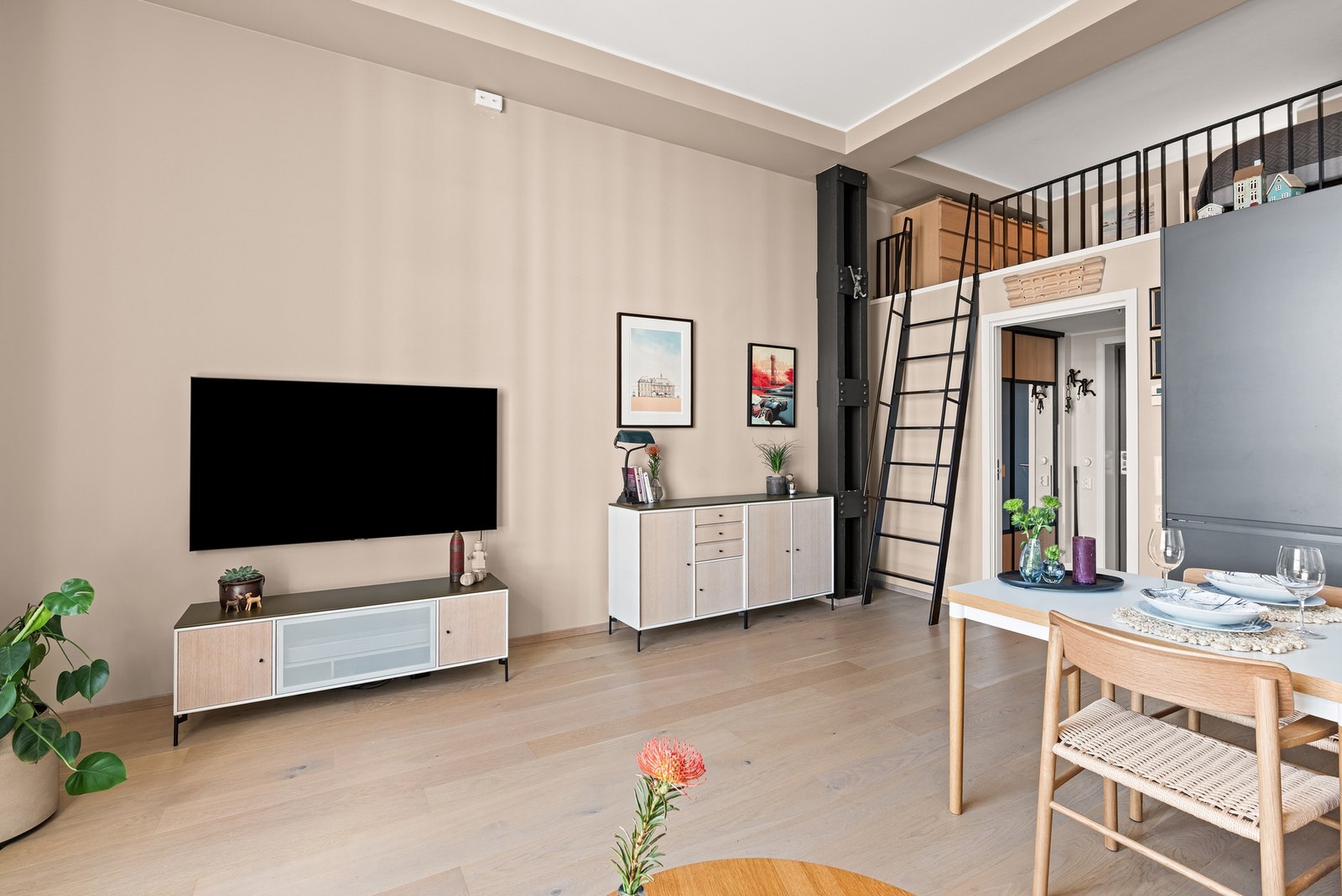 I hjørnet stige opp til hems/ mesanin med gulvareal på 7,19 m² Galleribilde