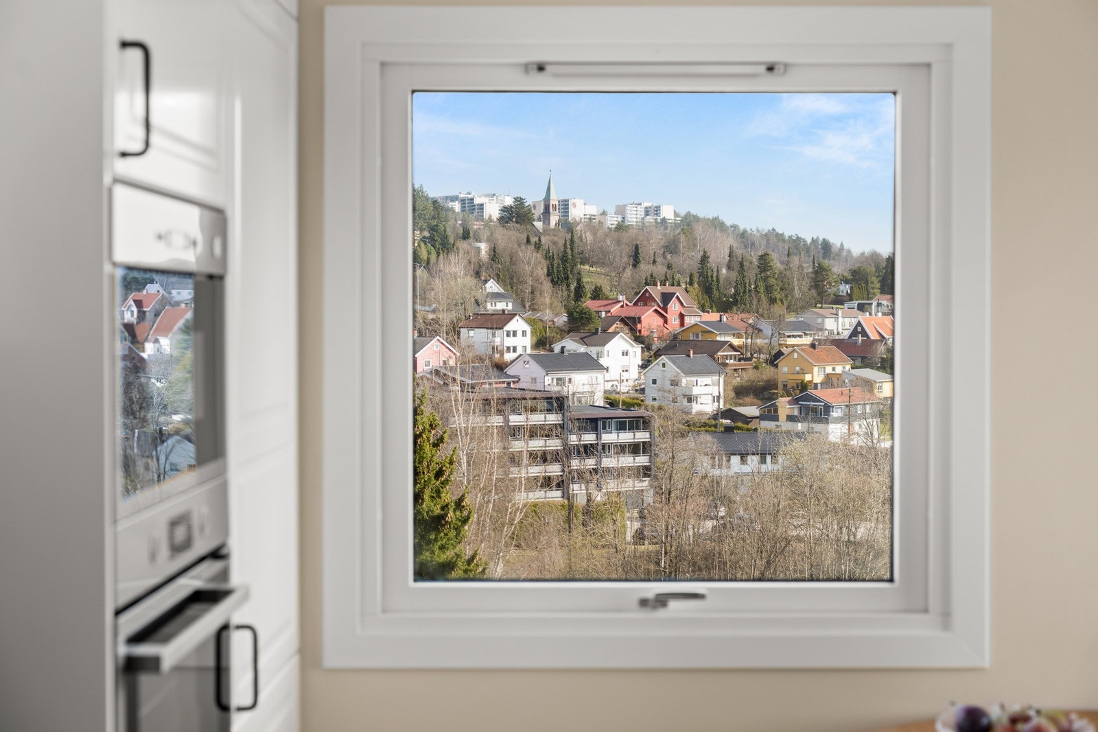Boligen ligger i hjørnet av bygget og sørger for godt med lys fra flere kanter. Galleribilde