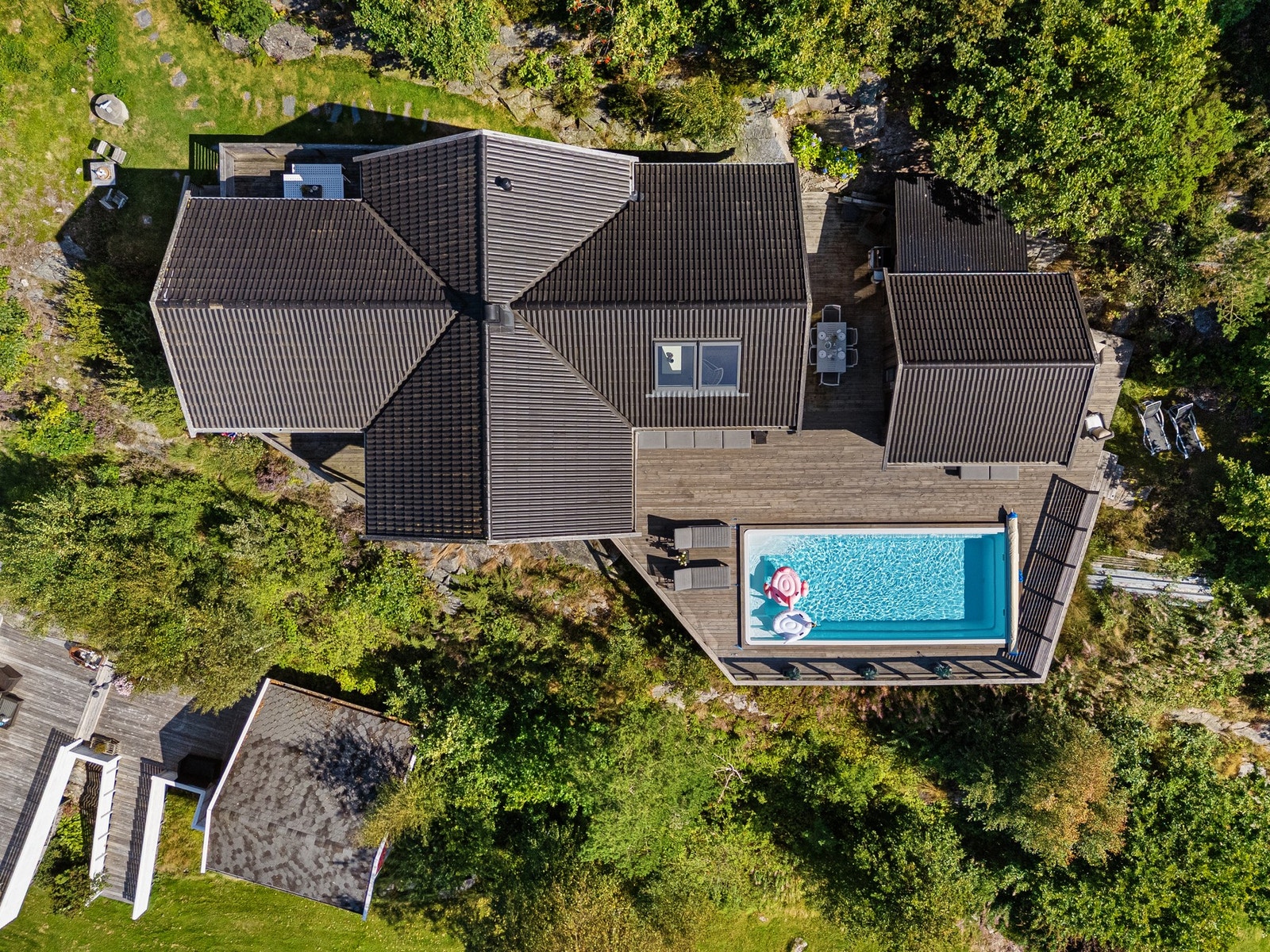 Dronebilde rett over eiendommen Galleribilde