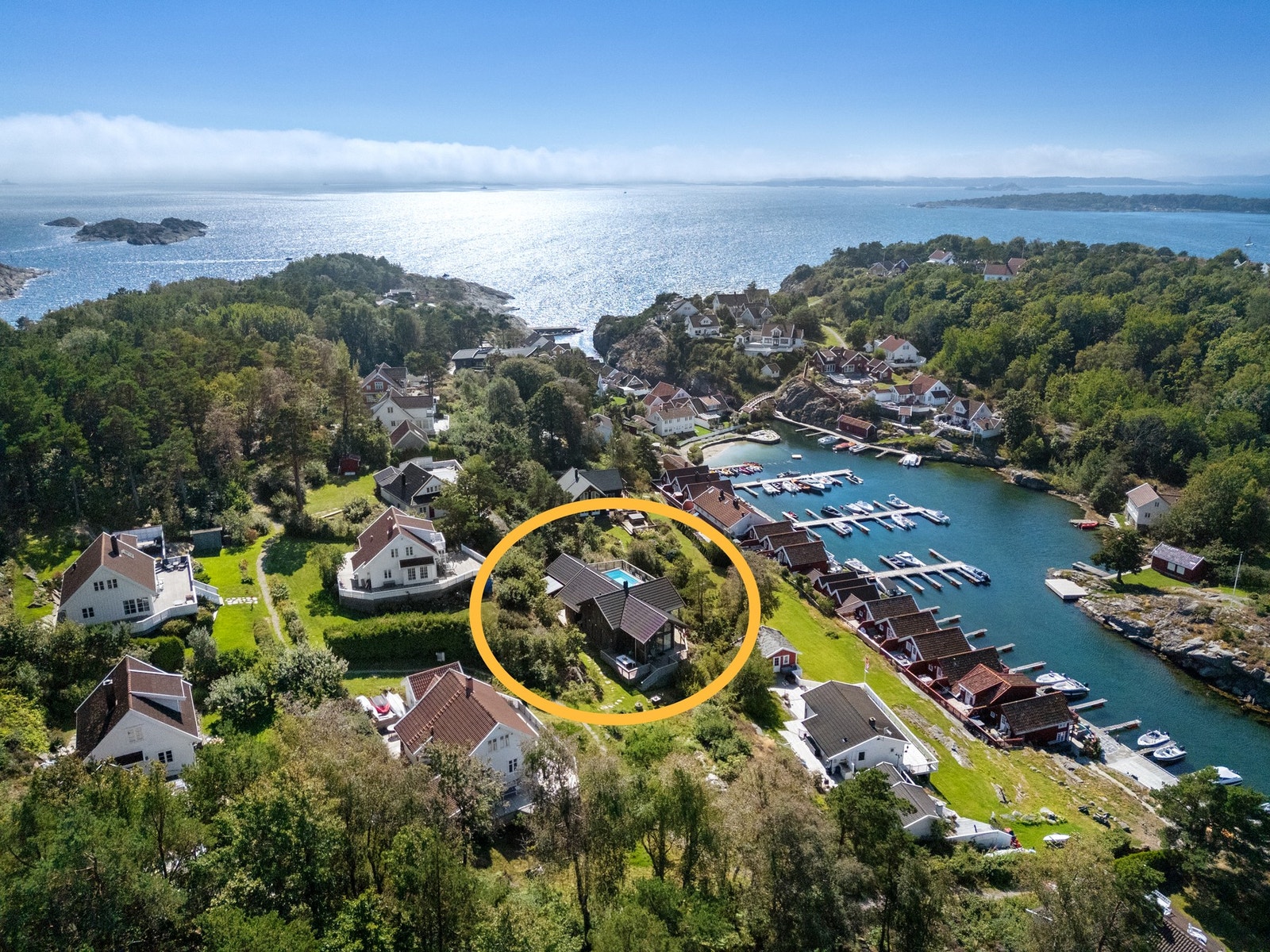 Herøya 265 ringet inn og hvor det fremkommer nærheten til både sjø og hav Galleribilde