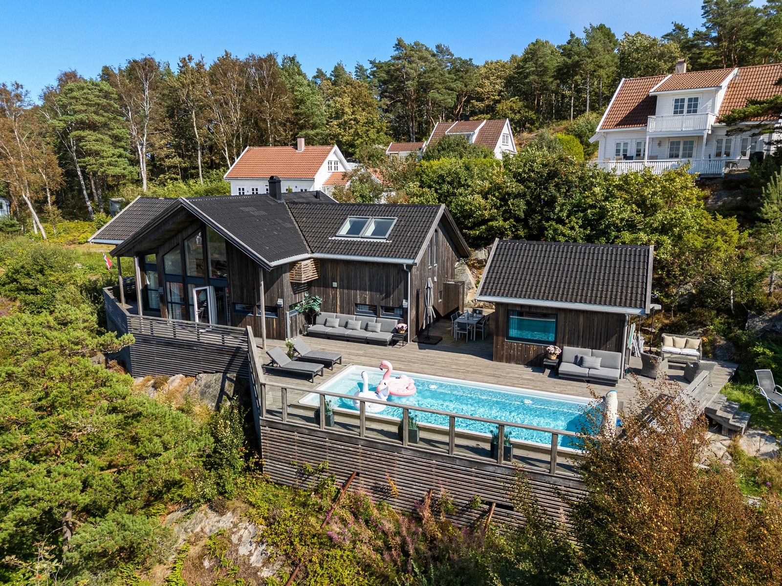 Hytten ligger flott plassert i terrenget Galleribilde