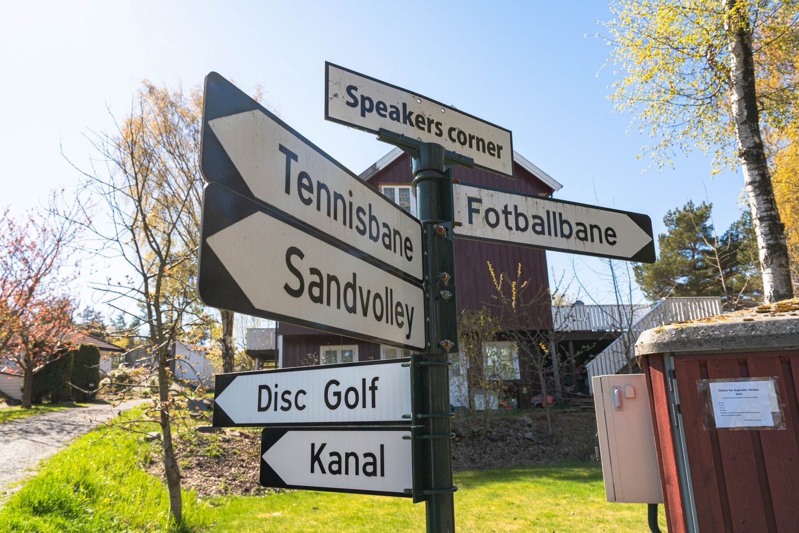 Skilt på Herøya som viser et en del av tilbudet for medlemmer av velforeningen Galleribilde
