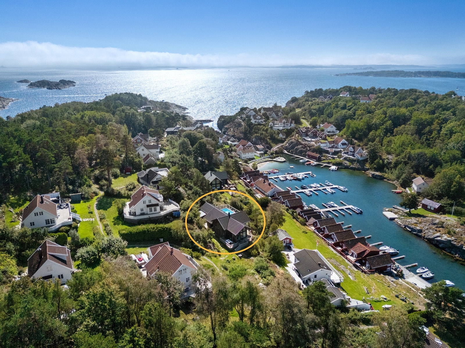 Dronebilde hvor eiendommen er ringet inn Galleribilde