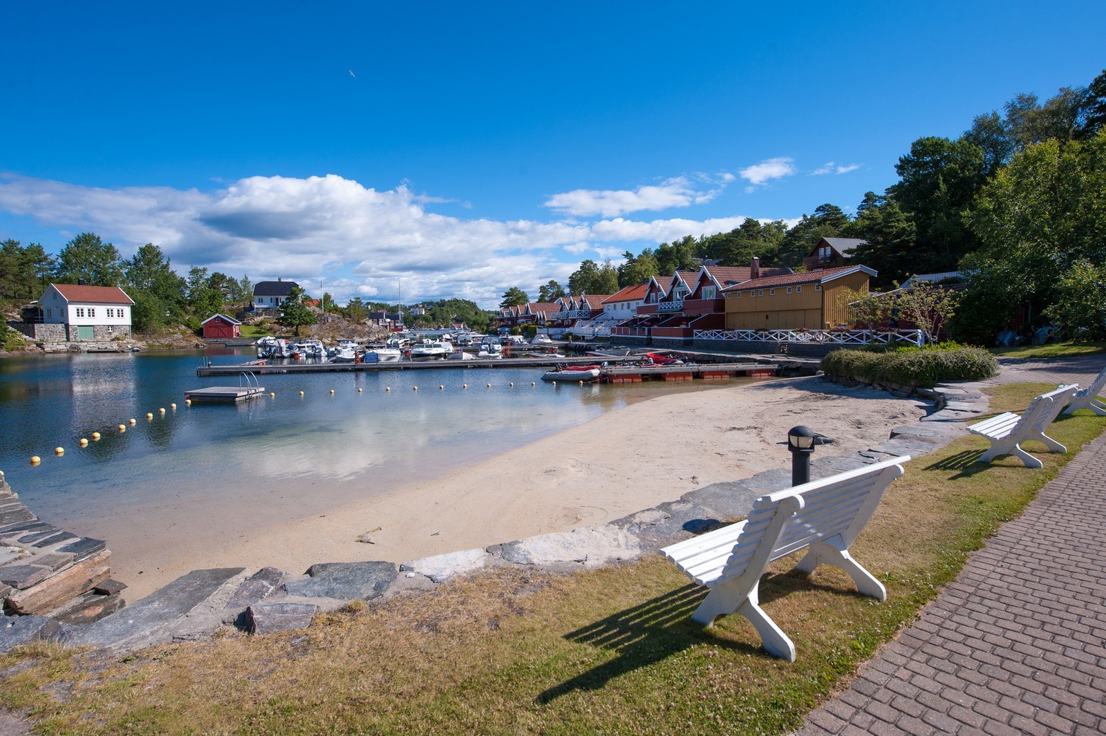 Fra den flotte felles sandstranden like nedenfor hytten - ypperlig for barnefamilier Galleribilde
