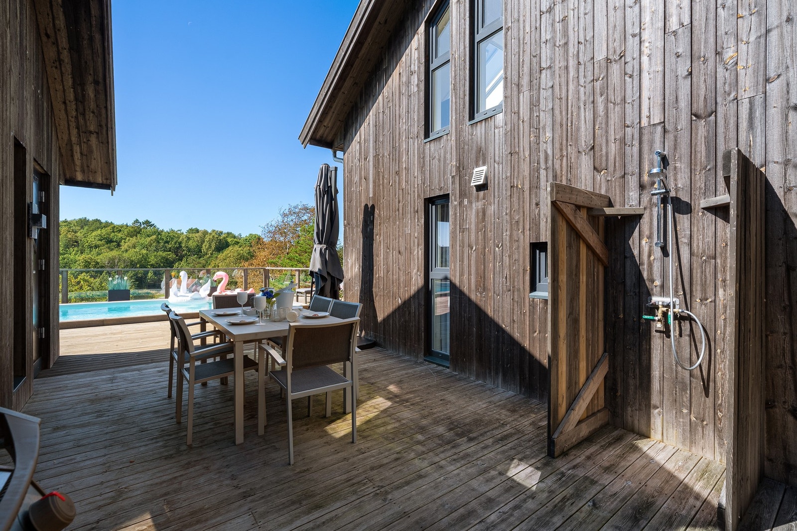 Fra terrasse mellom hytten og anneks - hvor man har plassert spisebord Galleribilde