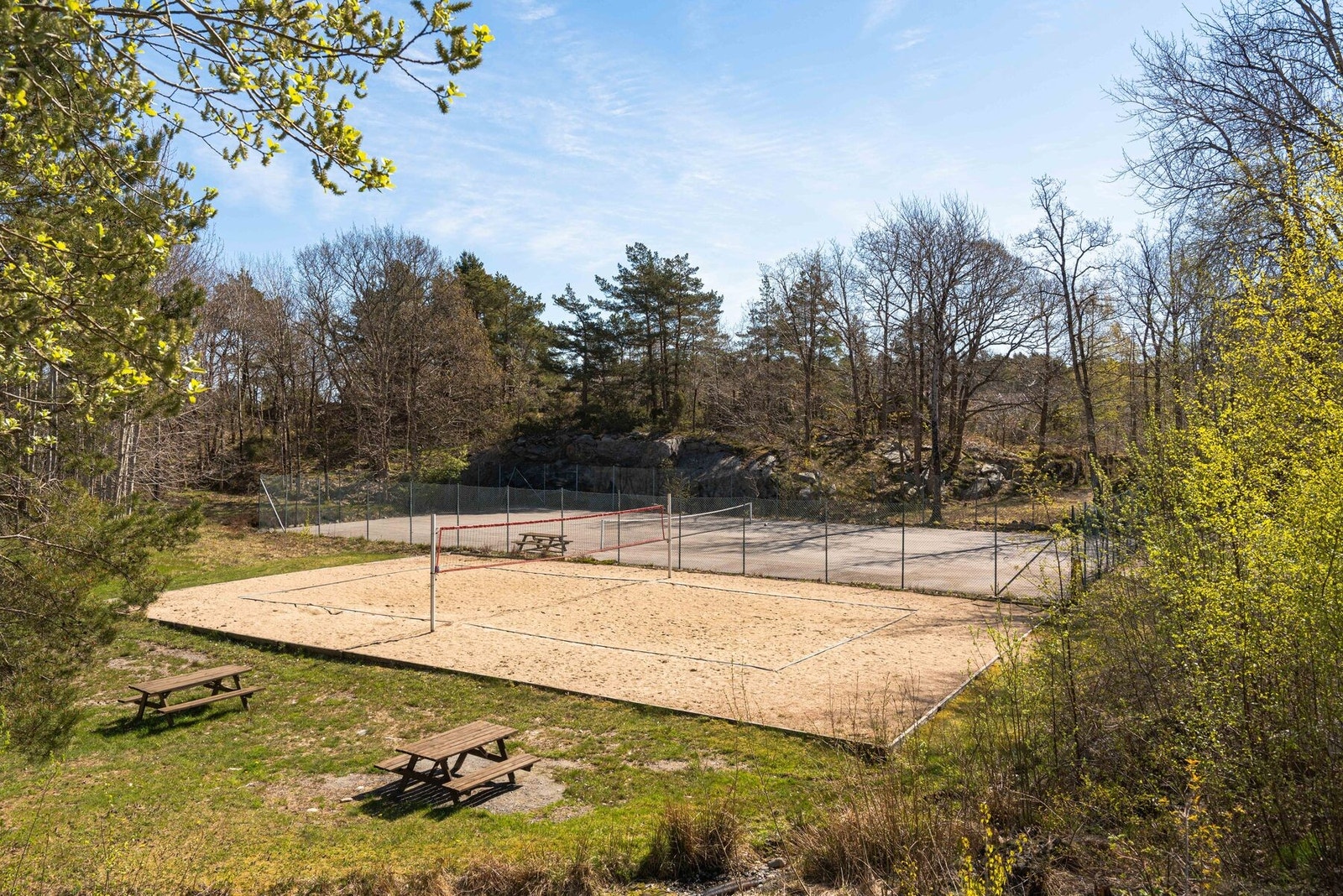 Fra tennisbanen og sandvolleybanen som kan benyttes på Herøya - for medlemmer av Velforeningen Galleribilde
