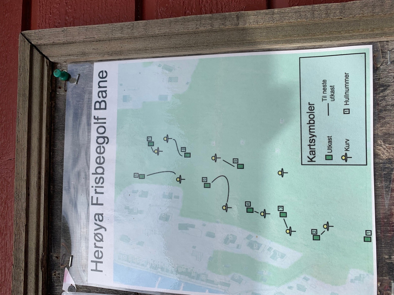 På Herøya er det en fin Frisbee-Golf bane Galleribilde