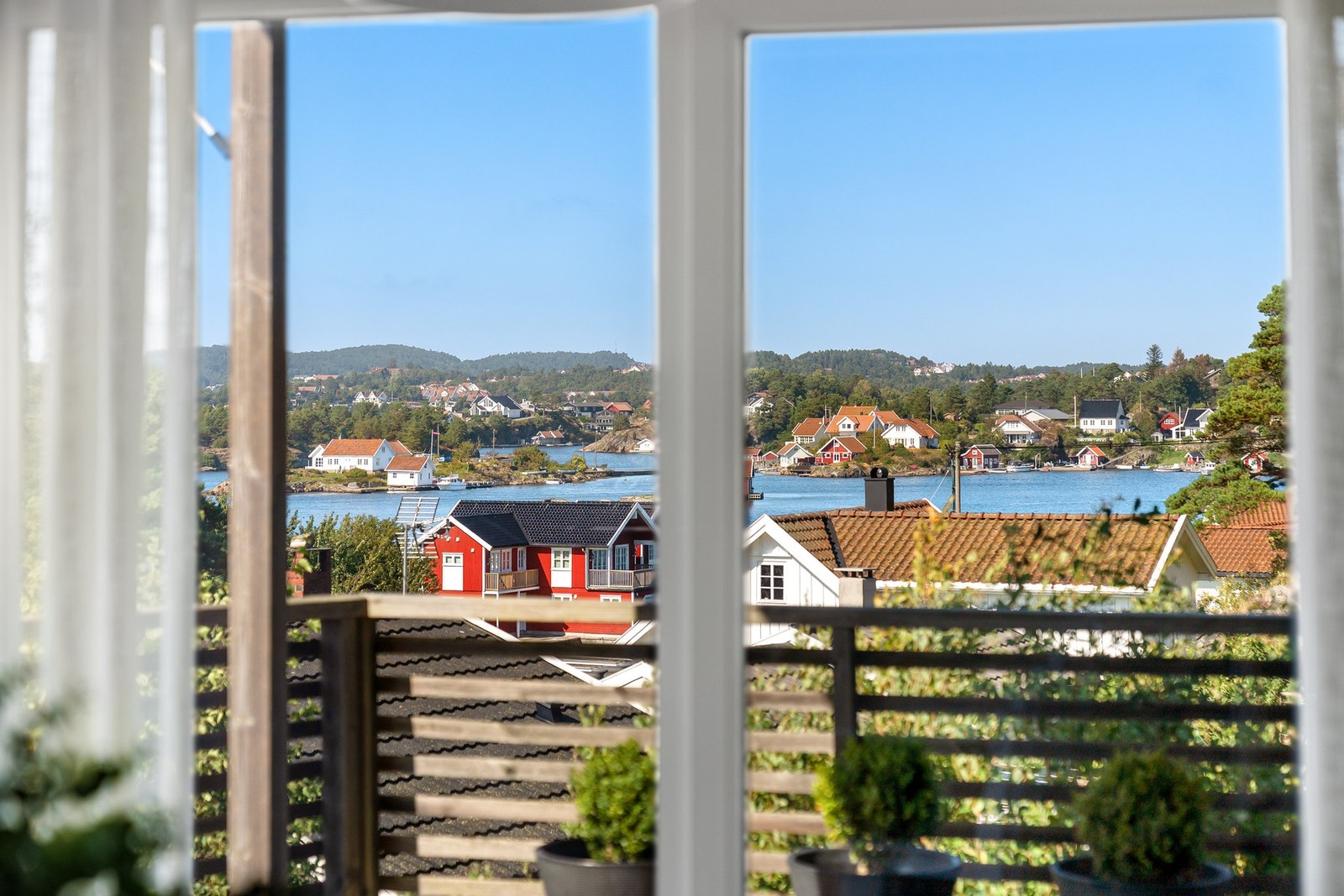 Fra spiseplassen ved kjøkkenet har man litt sjøutsikt Galleribilde