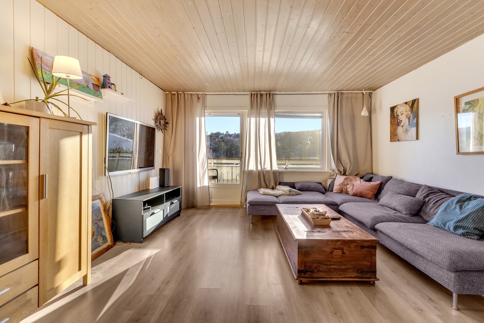 Det er plass til både sofagruppe og spiseplass.Utgang til balkong. Galleribilde