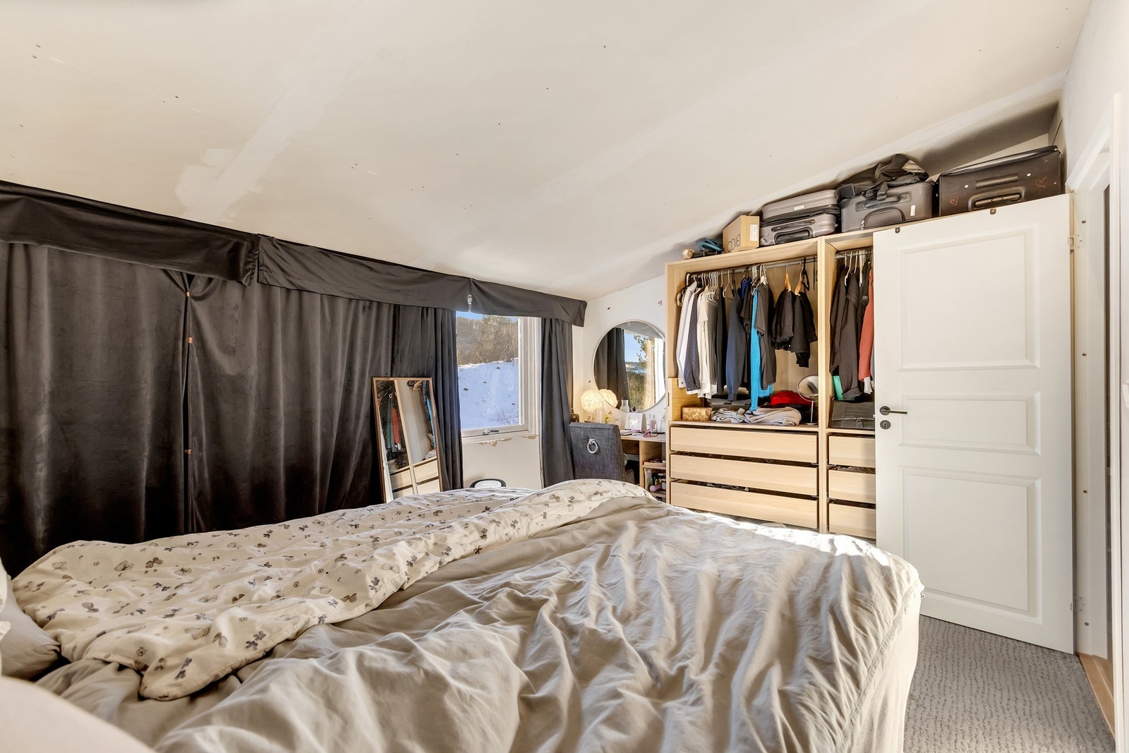 Stort vindu som slipper inn mye lys. Fin utsikt mot nabolag, grøntområden og marka. Galleribilde