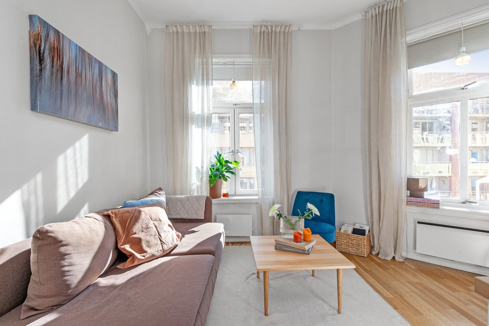 Store vindusflater gir rikelig med naturlig lys. Galleribilde