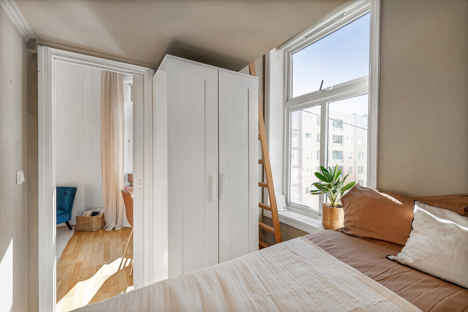Soverom med god plass til dobbeltseng og garderobeskap. Galleribilde