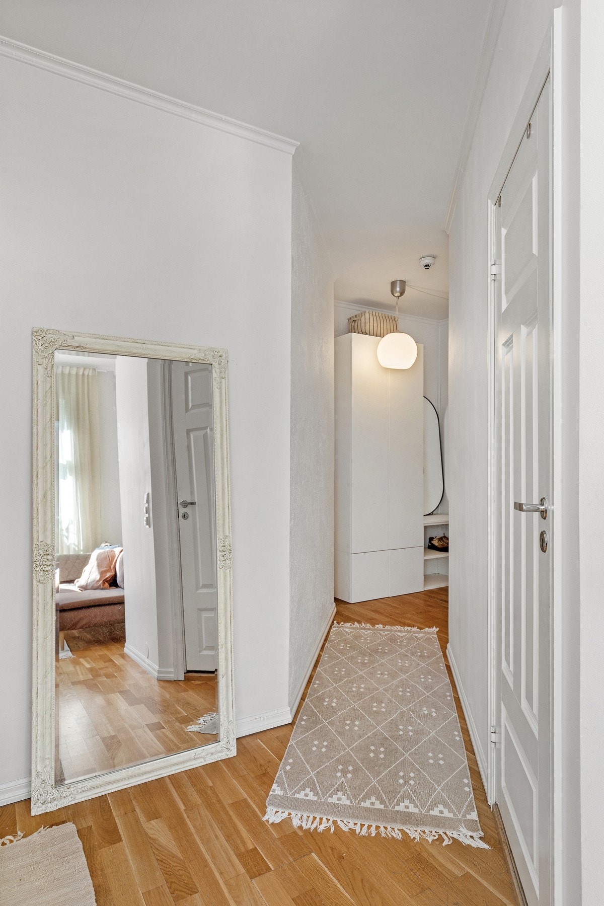 Lys og innbydende entré med god plass til sko og yttertøy. Galleribilde