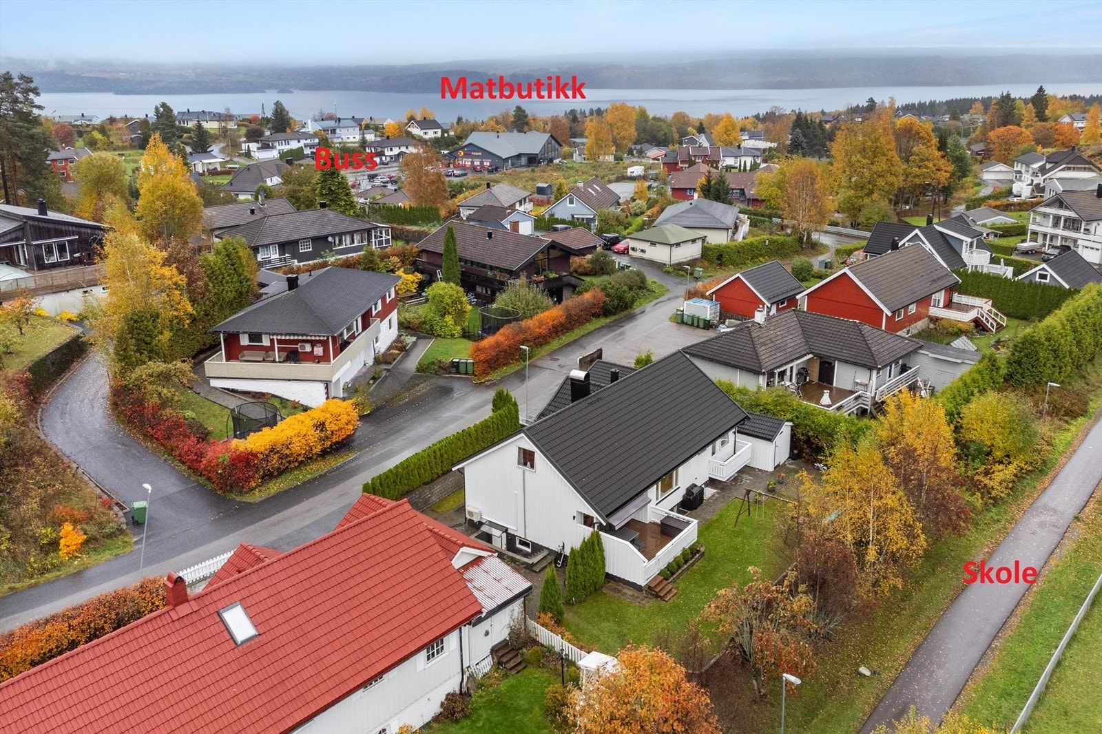 Her bor du sentralt på Flateby med kort vei til både skole, matbutikk og bussholdeplass. Galleribilde