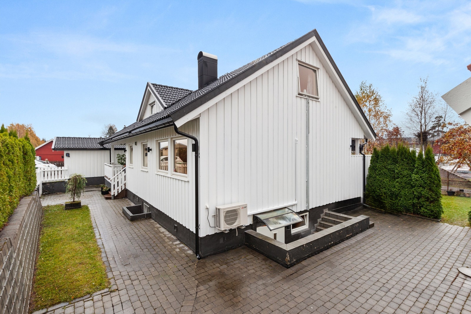 Det foreligger ferdigattest for ny kjellernedgang, vinduer og støttemur. Galleribilde