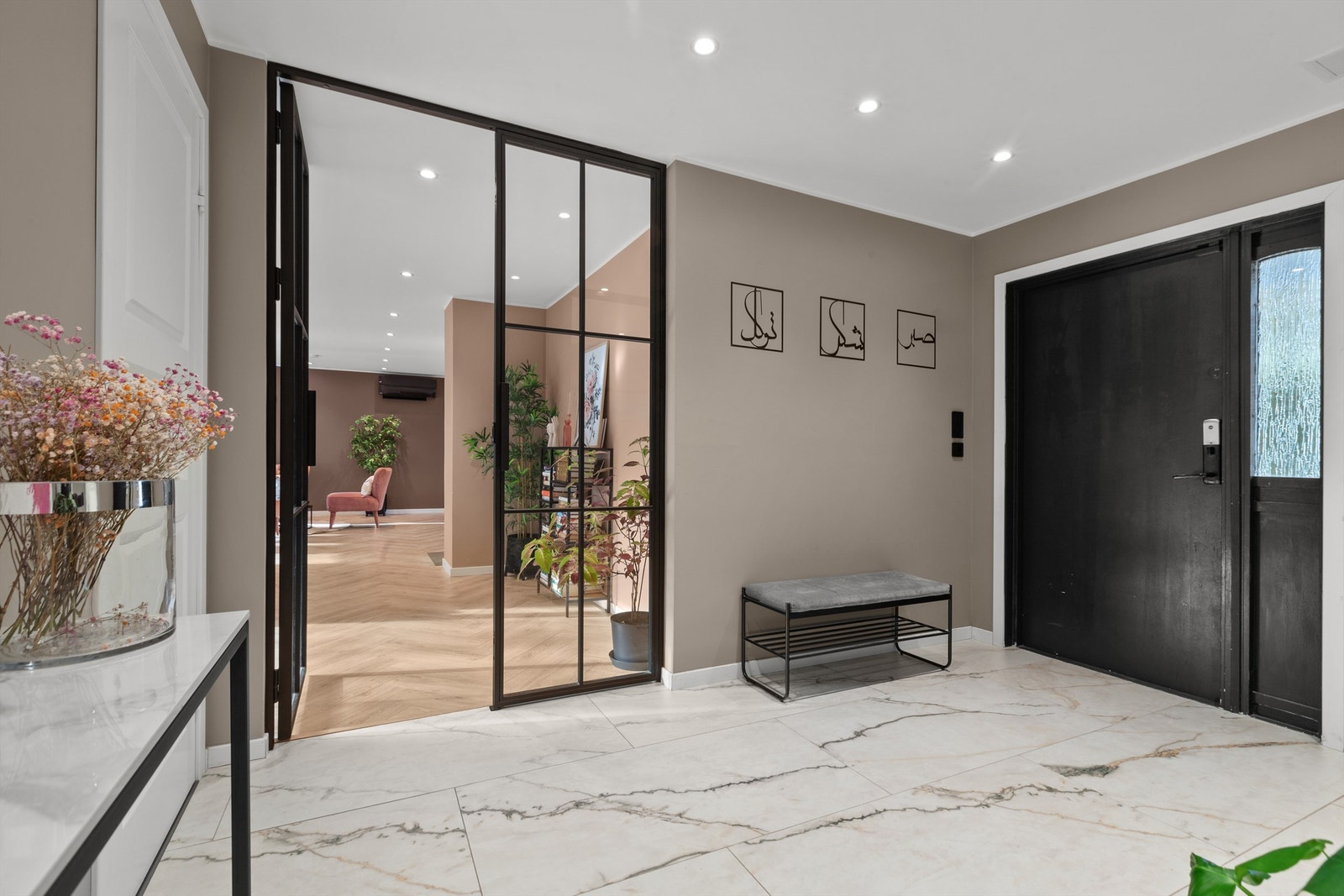 Ytterdøren er utstyrt med kodelås for en nøkkelfri hverdag, og en elegant smijernsdør leder inn til stuen. Galleribilde