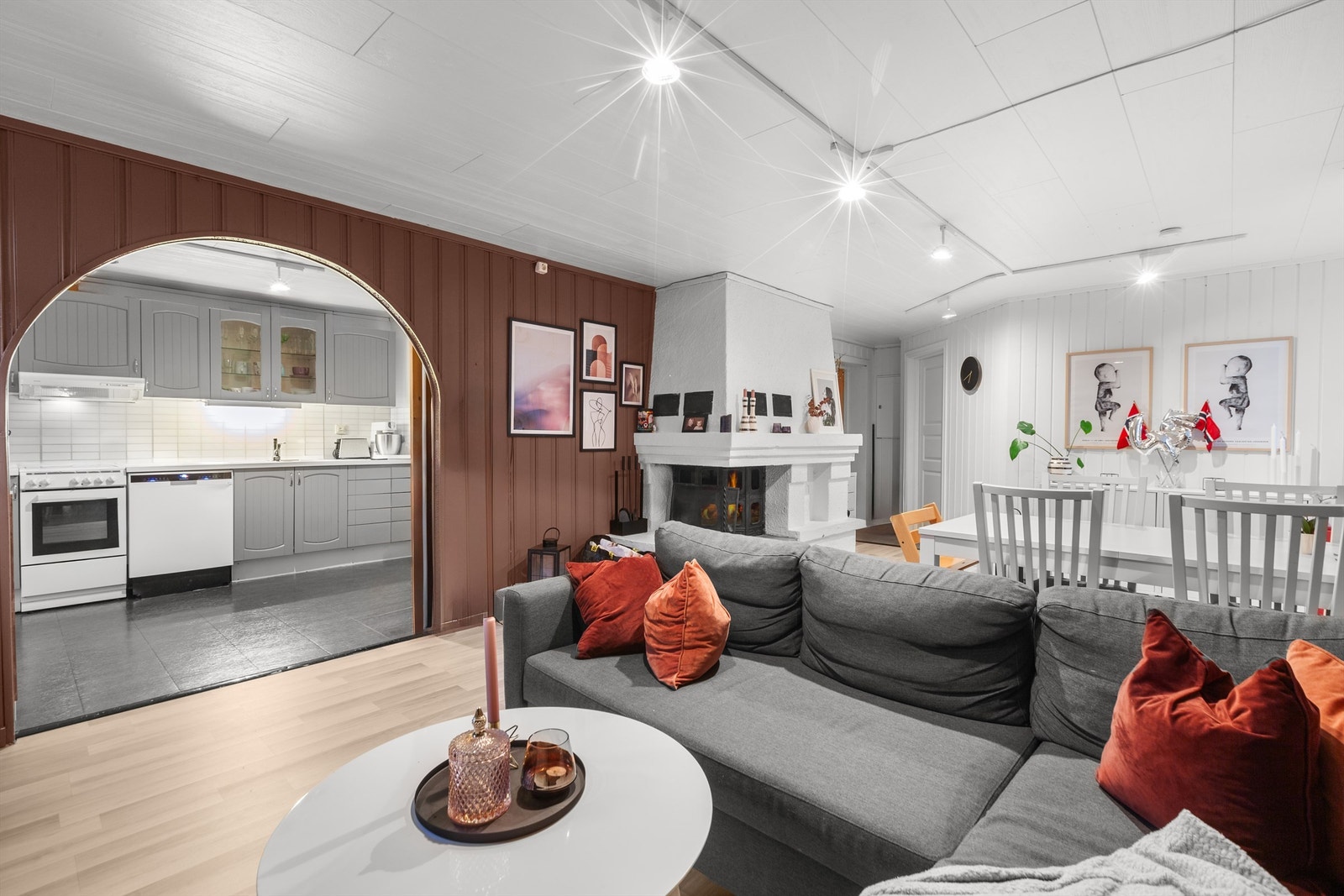 I underetasjen er det innredet en hyggelig stue. Rommet er ikke godkjent for varig opphold, men gir verdifull ekstra plass. Galleribilde