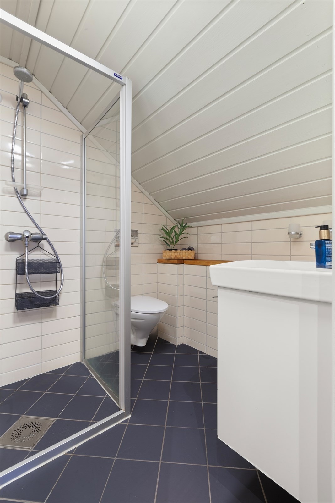 Badet har vegghengt toalett og varmekabler i gulvet. Galleribilde