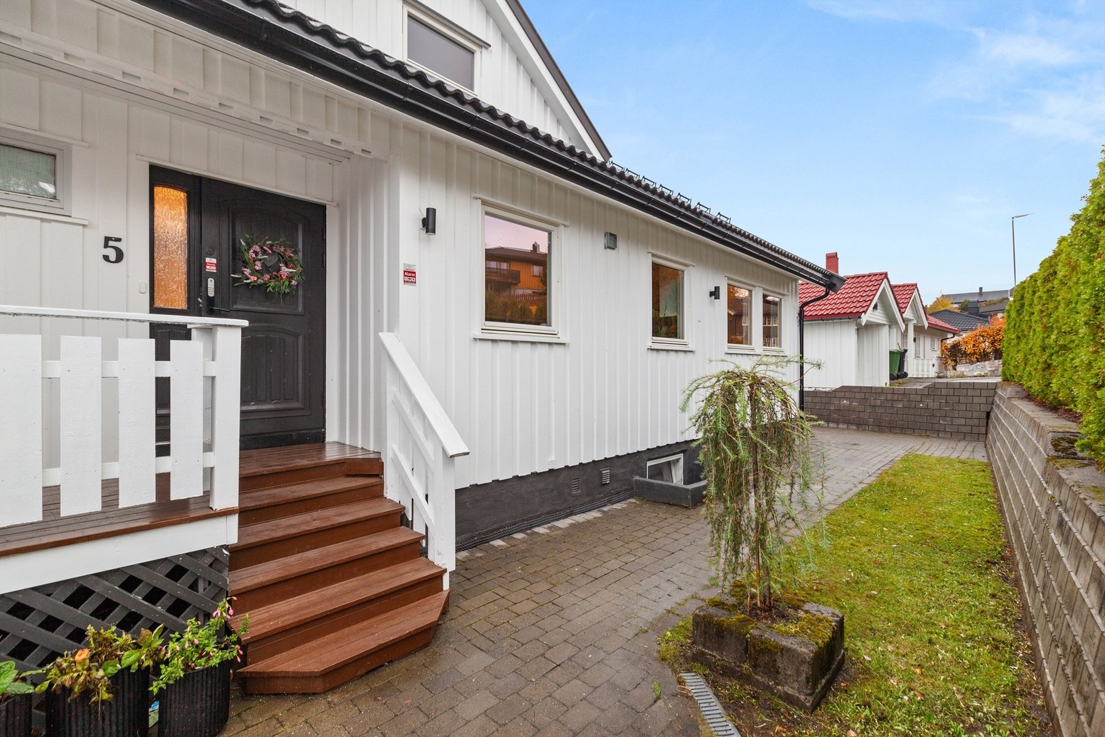 Eiendommen har en frittstående garasje på 23 m² med en tilhørende bod på 14 m². Hele boligen ble malt utvendig i 2022. Det er montert elbil-lader i garasjen, og det er gode parkeringsmuligheter på egen gårdsplass. Galleribilde