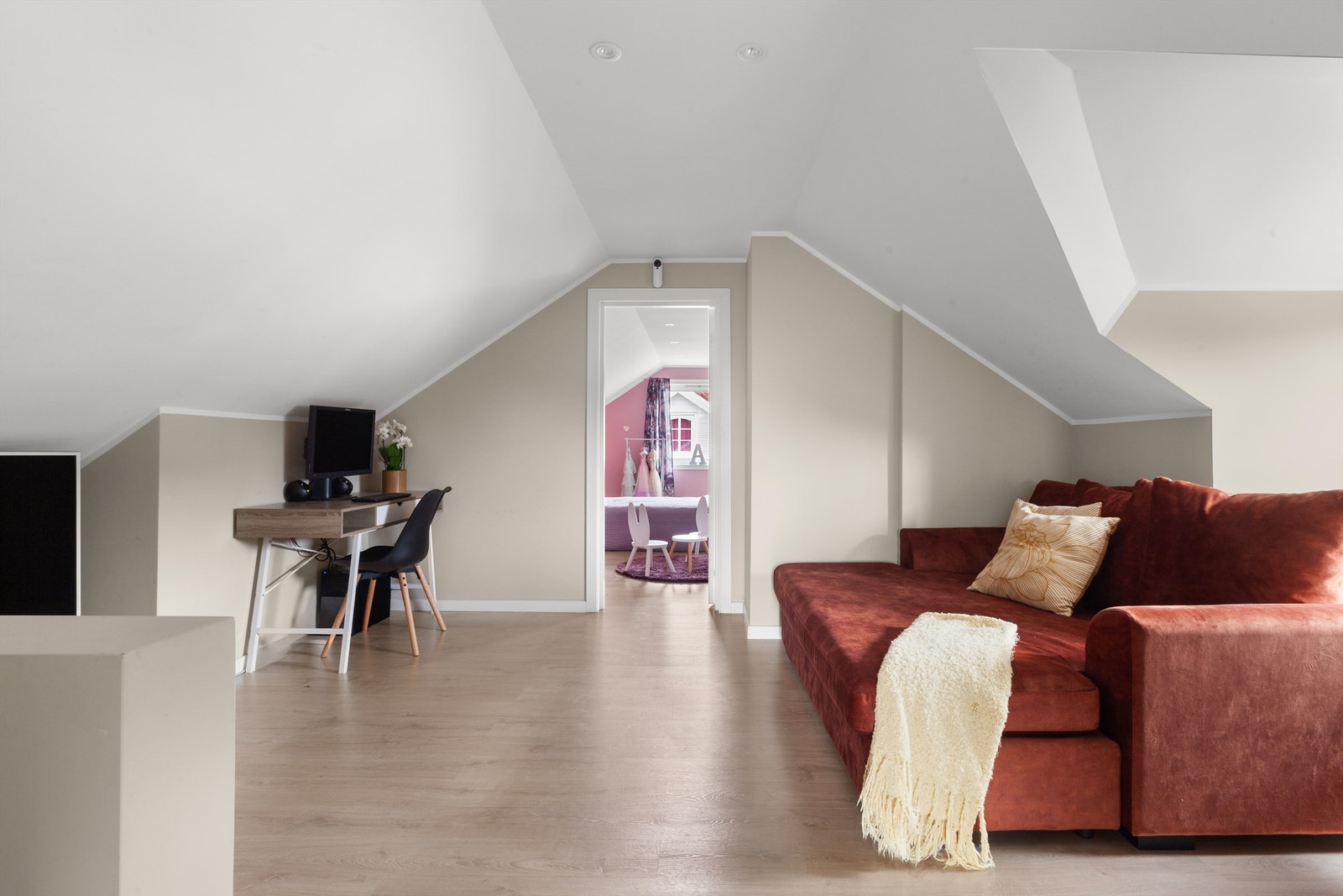Loftstuen er et fleksibelt rom som egner seg godt som TV-stue, lekerom eller kontorplass. Galleribilde