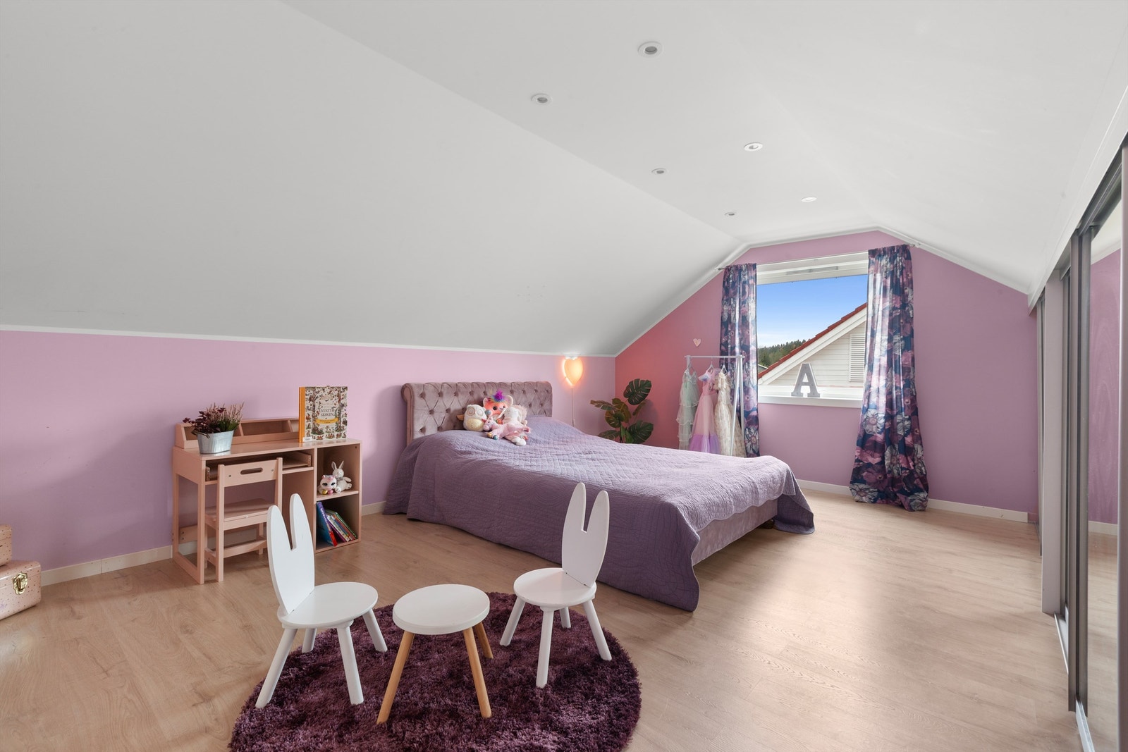 Romslig soverom i andre etasje med god plass til seng og møblement. Skyvedørsgarderobe for oppbevaring. Galleribilde
