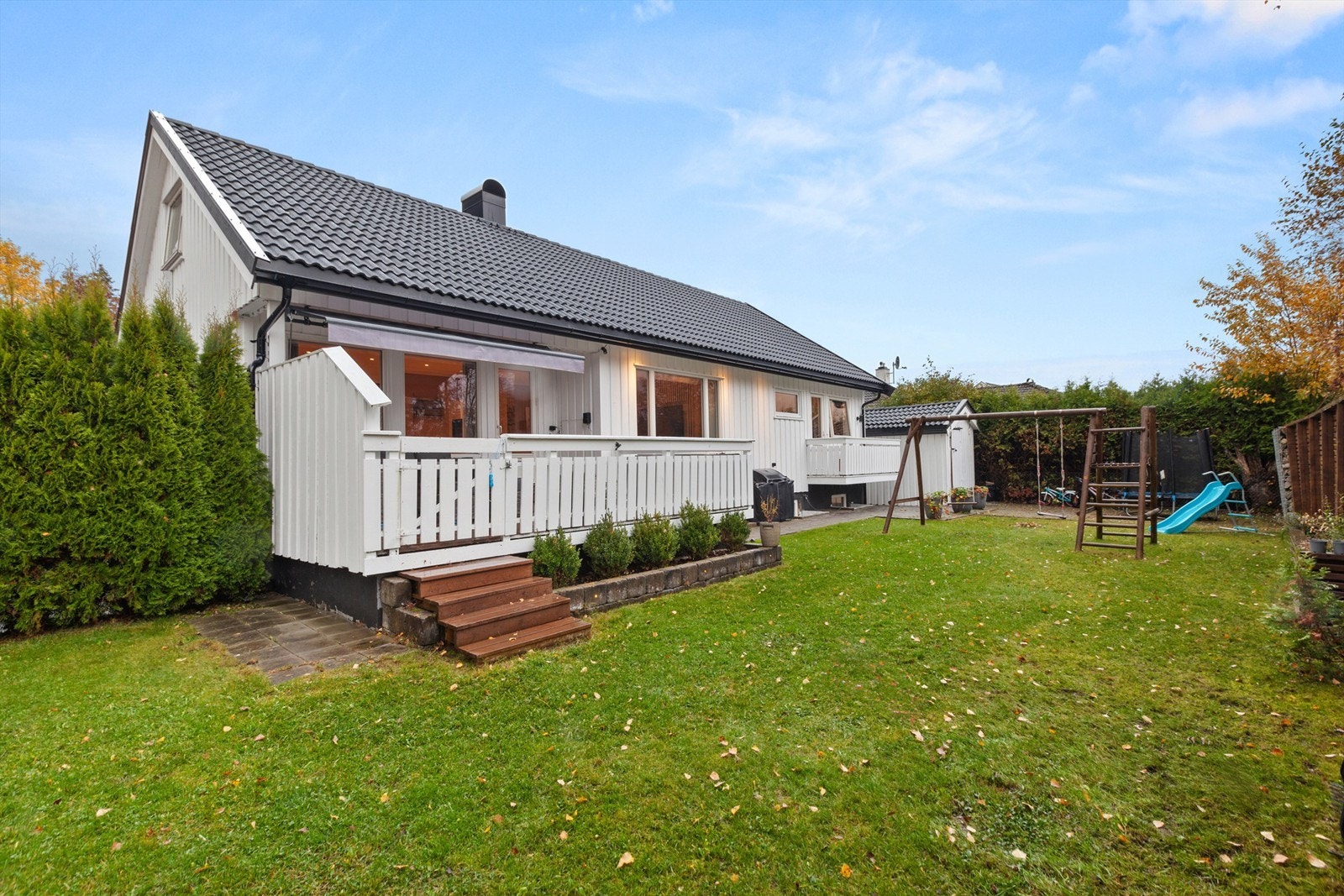 En innholdsrik og betydelig oppgradert enebolig med en pent opparbeidet hage, perfekt for en aktiv familie. Galleribilde
