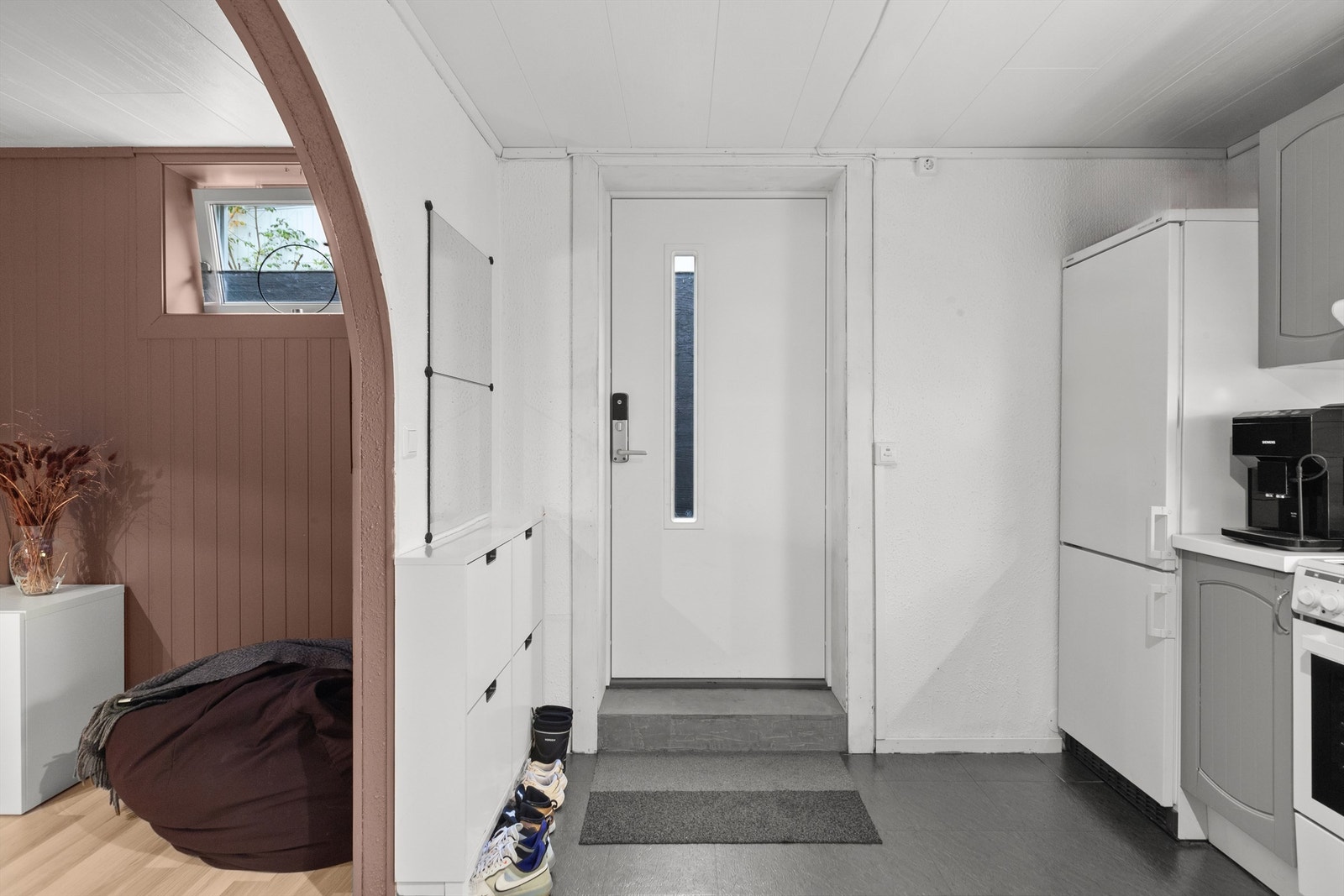 Egen inngang til underetasjen gir fleksible bruksmuligheter. Ferdigattest for ny kjellerinngang foreligger fra 2008. Galleribilde