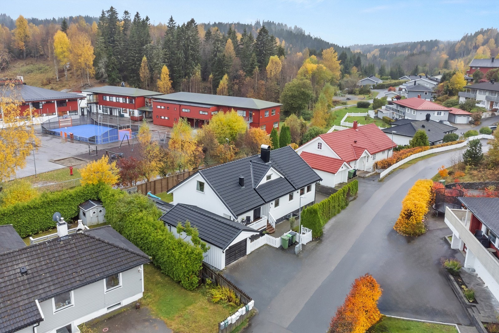 Eiendommen har en sentral og barnevennlig beliggenhet med gangavstand til Hauglia skole, butikk og buss. Galleribilde