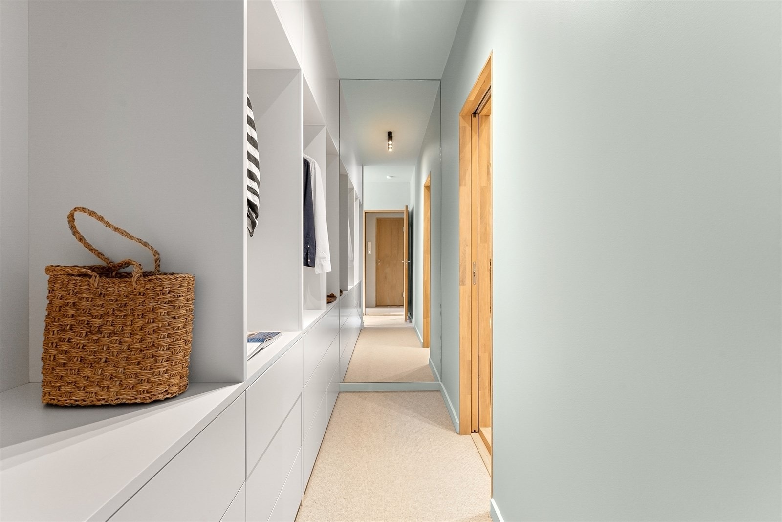 Det er adkomst til bad en-suite via walk-in closet. Galleribilde