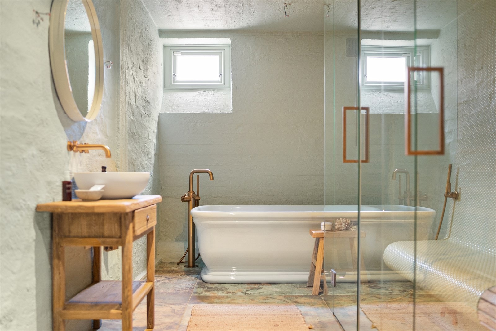 Bad/spa med opplegg til frittstående badekar, IR-badstue og steambadstue. Galleribilde