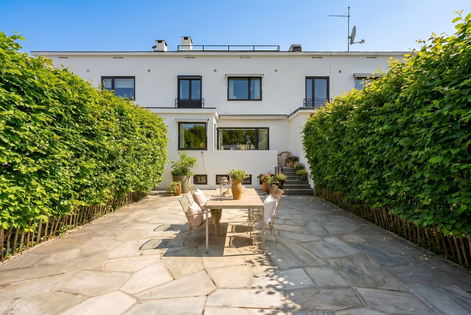 Funkisperle/Townhouse med fantastisk beliggenhet, tilbaketrukket, usjenert og solrikt, i blindvei, på Heia/Frogner. Galleribilde