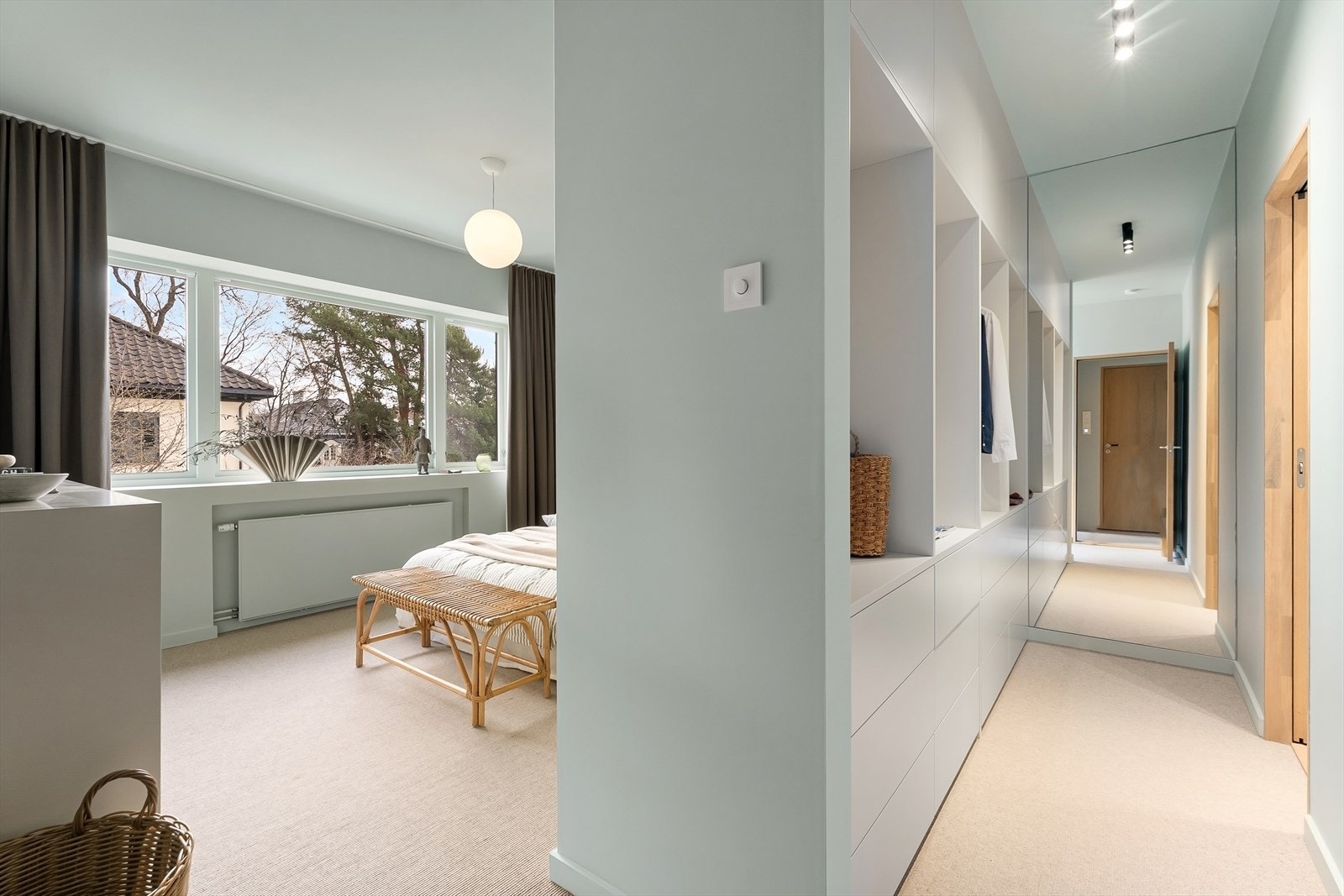 Hovedsoverom med bad en-suite og walk-in closet med oppheng, skuffer og hyller. Galleribilde