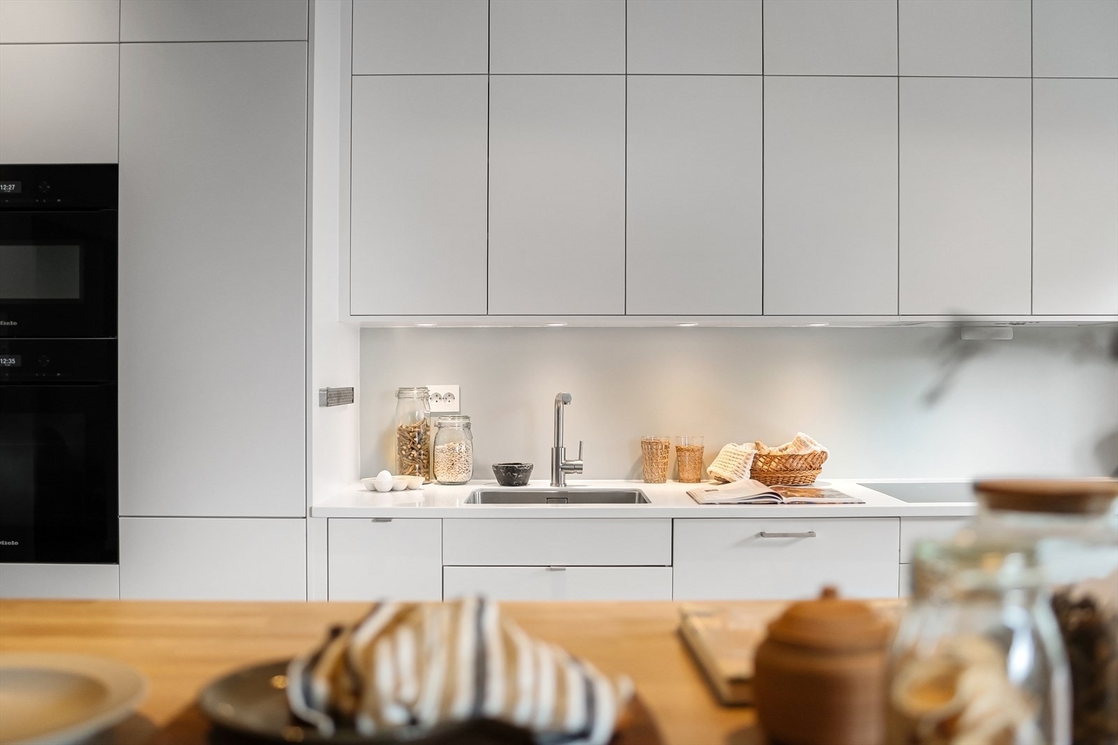 Integrert i kjøkkeninnredningen er stekeovn, platetopp, micro, oppvaskmaskin, fryseskap og hel kjøleskap. Galleribilde