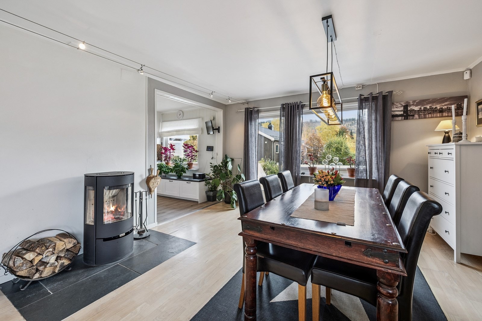 Vedovnen i spisestuen bidrar med varme og en lun atmosfære. Galleribilde