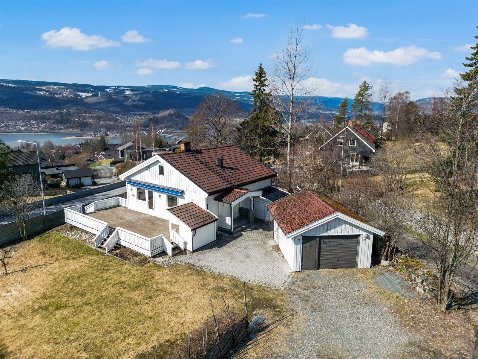 Vi ønsker velkommen inn i Messenlivegen 36 - En innholdsrik og koselig familiebolig. Galleribilde