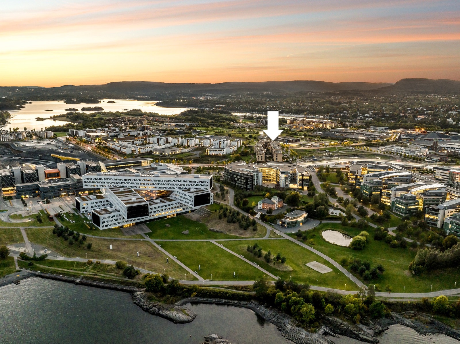 Her bor man med kort vei til sjøen, barnehager og fine turmuligheter Galleribilde