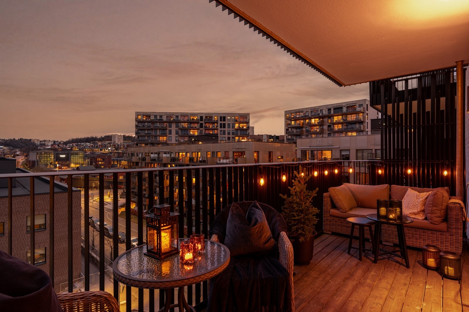 Balkongen er på hele 11 m2 med god plass til utemøblement. Galleribilde