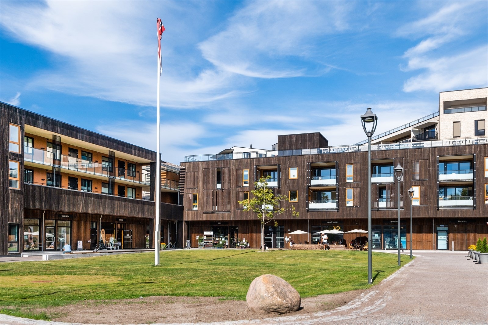 Lillo Gård er et moderne handlesenter med en flott Meny-butikk, blomsterforretning, Smak av Italia, samt spisesteder som Lille O, Kompis, Lille Saigon, apotek med mer. Galleribilde