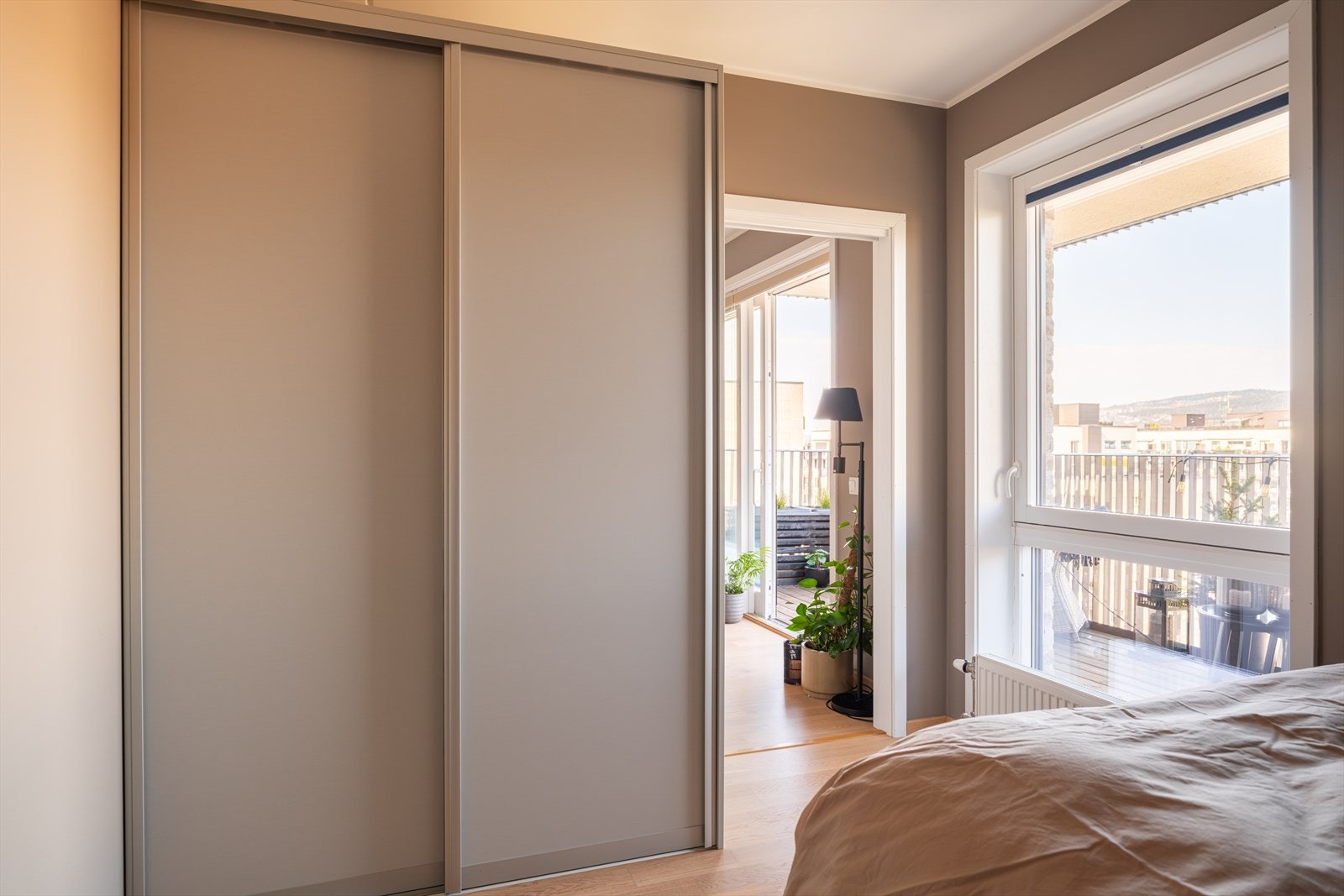 I tillegg er det god oppbevaringsplass i en romslig skyvedørsgarderobe. Galleribilde