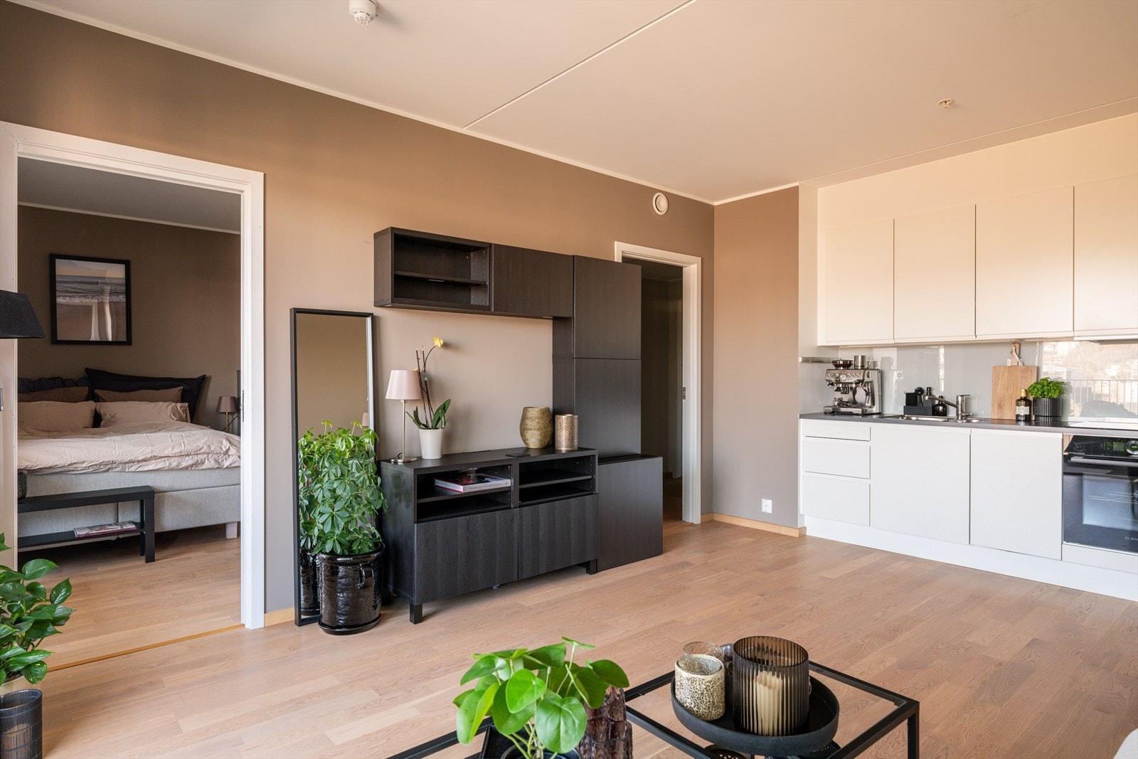 Det er god plass til sofa, spisebord, tv-møbler og øvrig møblement Galleribilde