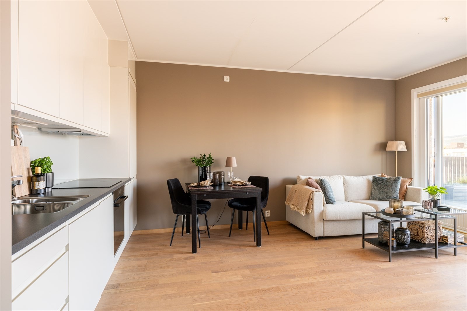 Det er god plass til et hyggelig spisebord, med fine rammer for å samle familie og venner Galleribilde