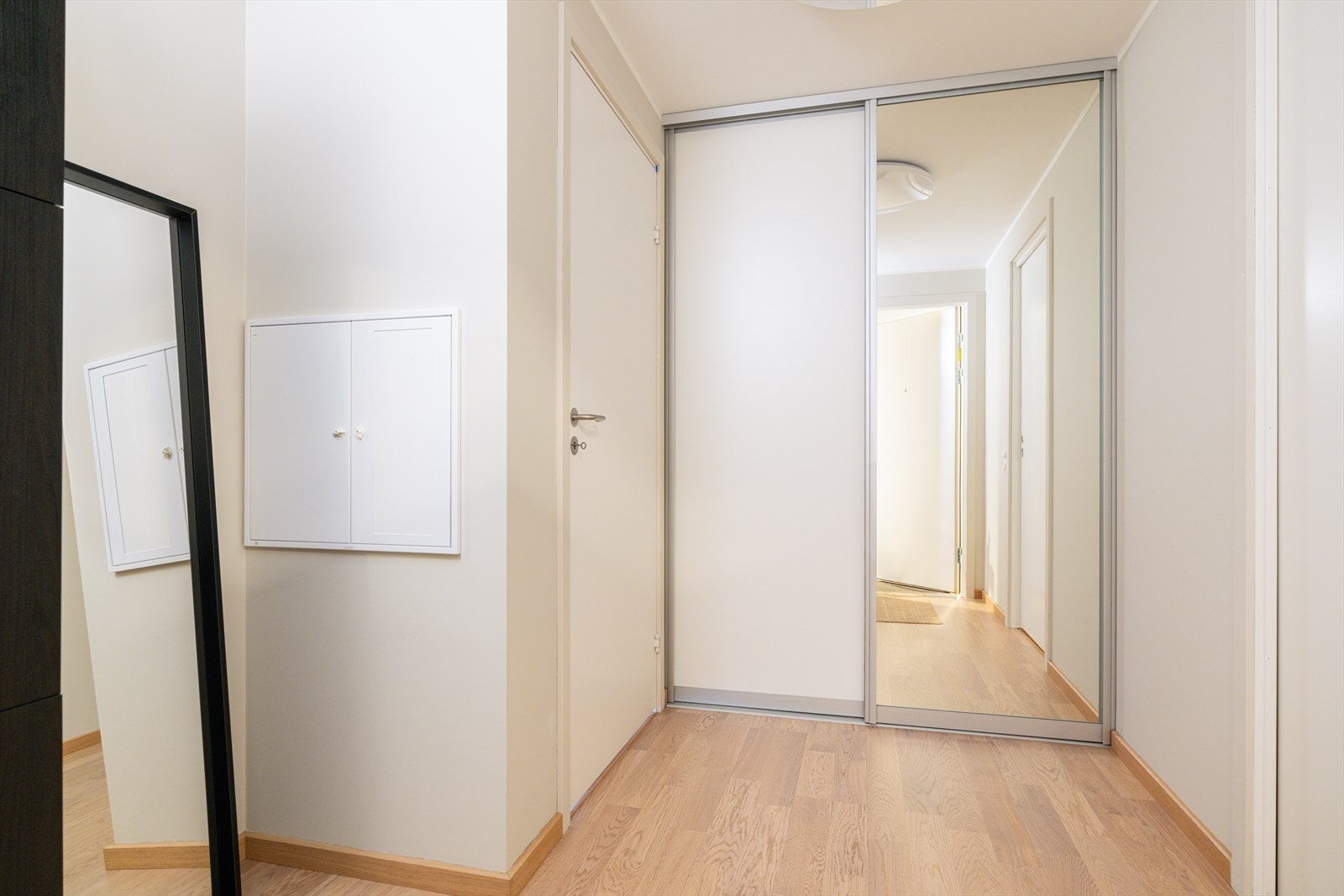 Flott inngangsparti med plassbygget skyvedørsgarderobe Galleribilde