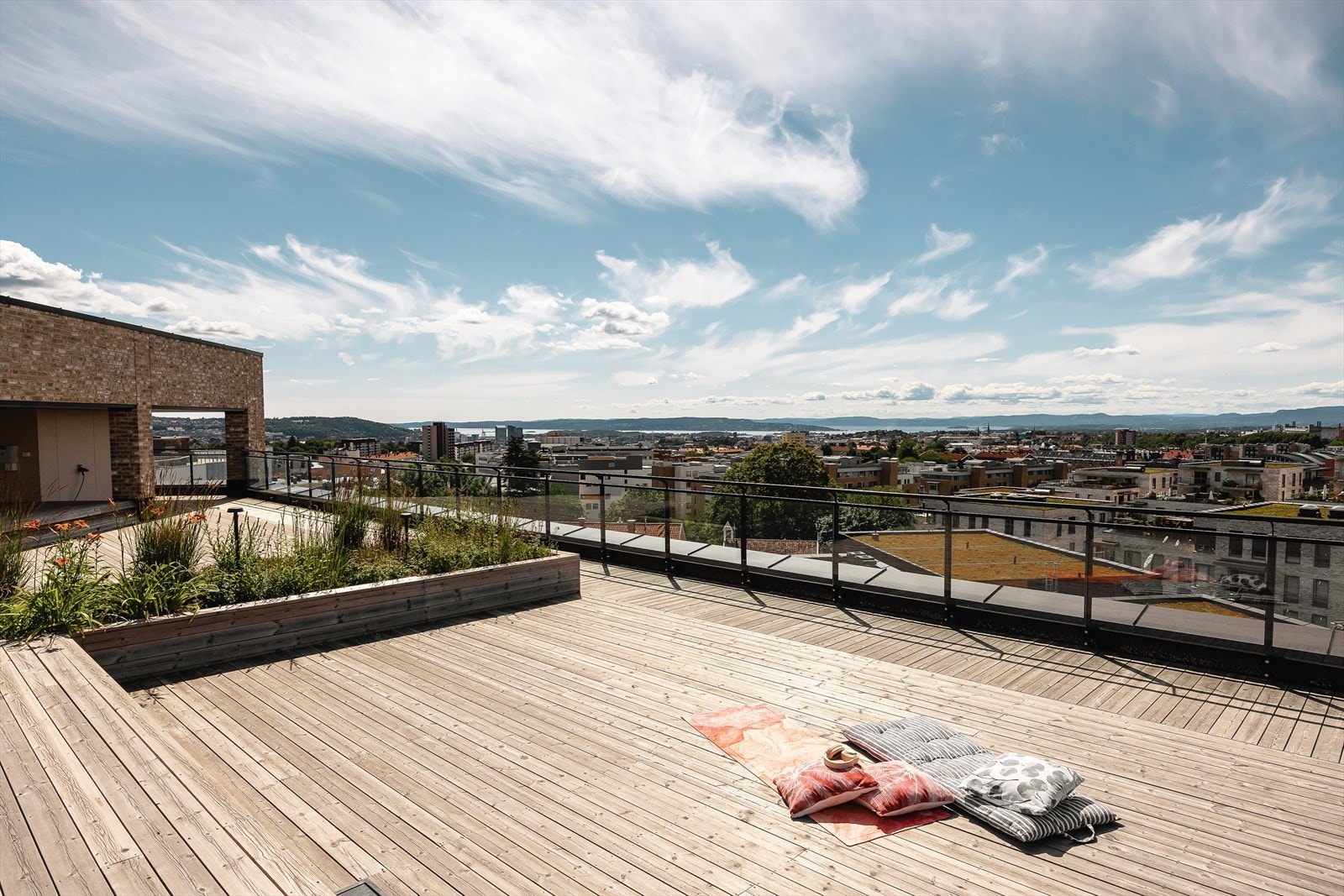 Beboerne i sameiet har tilgang til en felles takterrasse med panoramautsikt over Oslo by Galleribilde