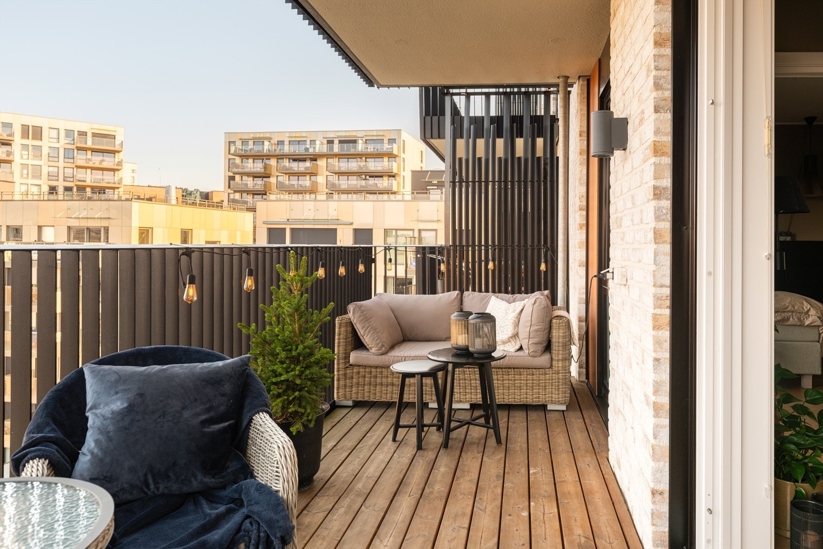 Stor balkong med god plass til flere sittegrupper og grill Galleribilde