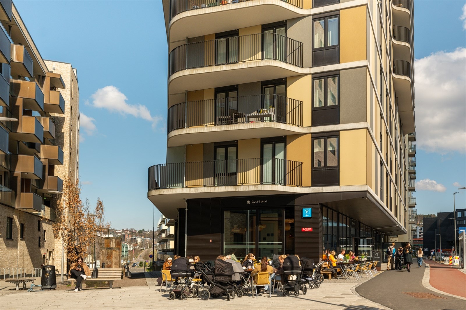 Området består av en rekke serveringssteder og butikker Galleribilde
