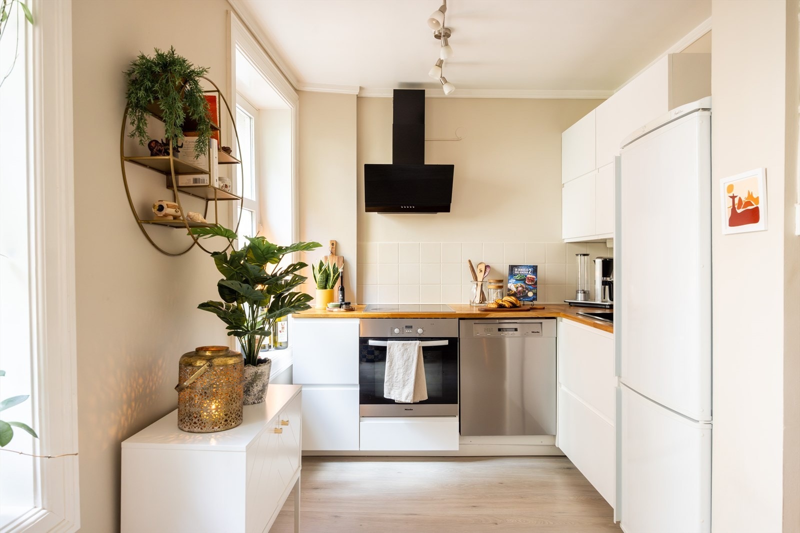 Moderne IKEA-kjøkken fra 2020 med tidløse, hvite fronter og laminert benkeplate. Galleribilde