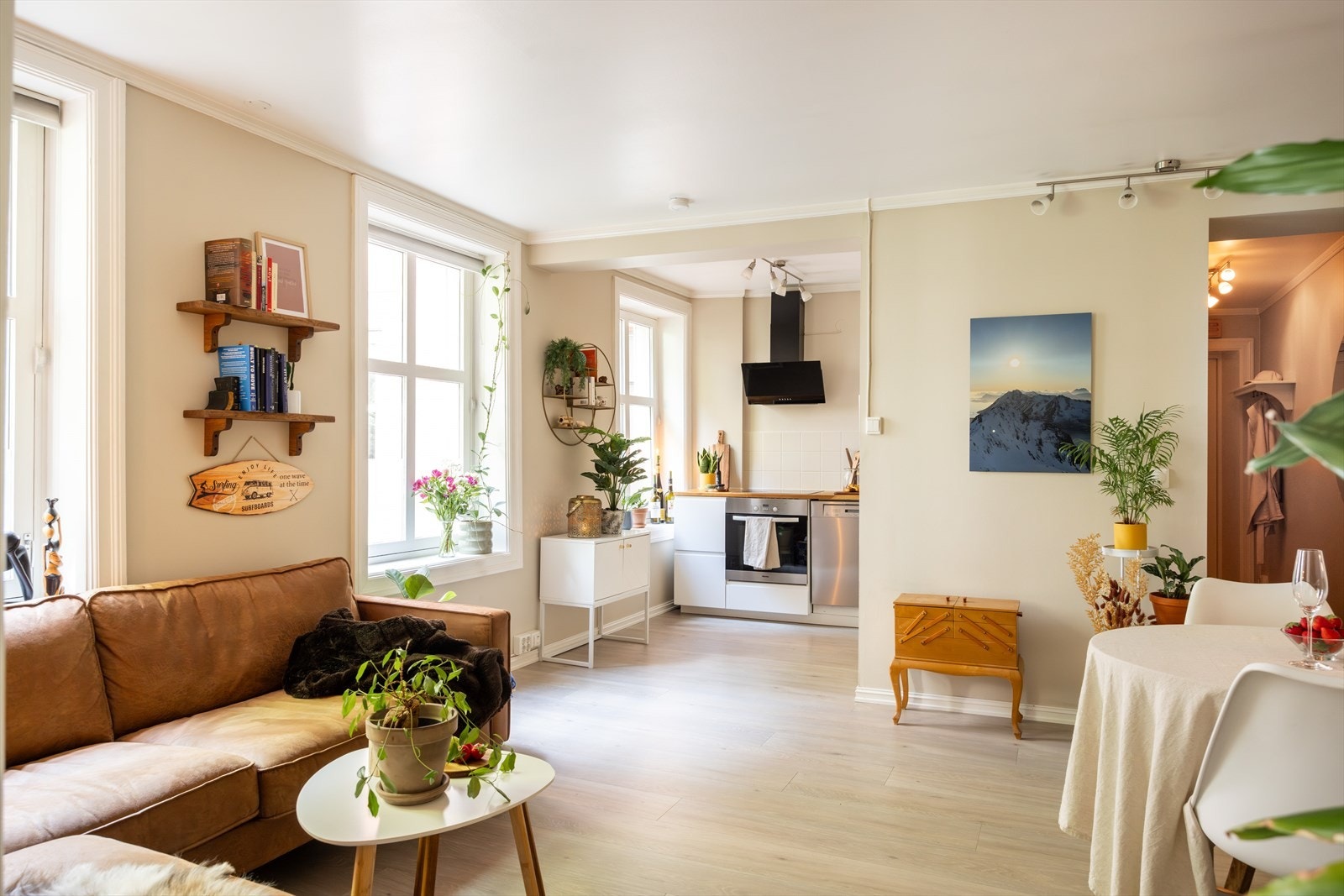 Kjøkkenet ligger i delvis åpen løsning med stuen. Galleribilde
