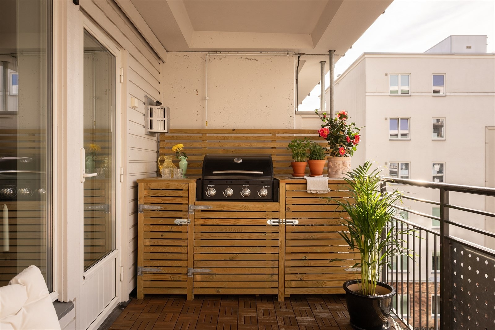 Det er bygget en praktisk løsning for grill. Galleribilde
