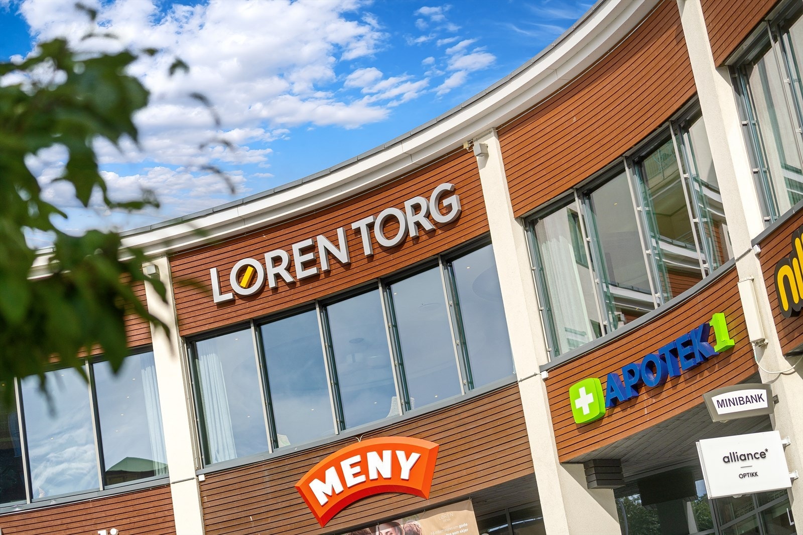 Løren torg ligger i umiddelbar nærhet og huser bl.a. stor Meny butikk, apotek, bokhandel og optiker Galleribilde