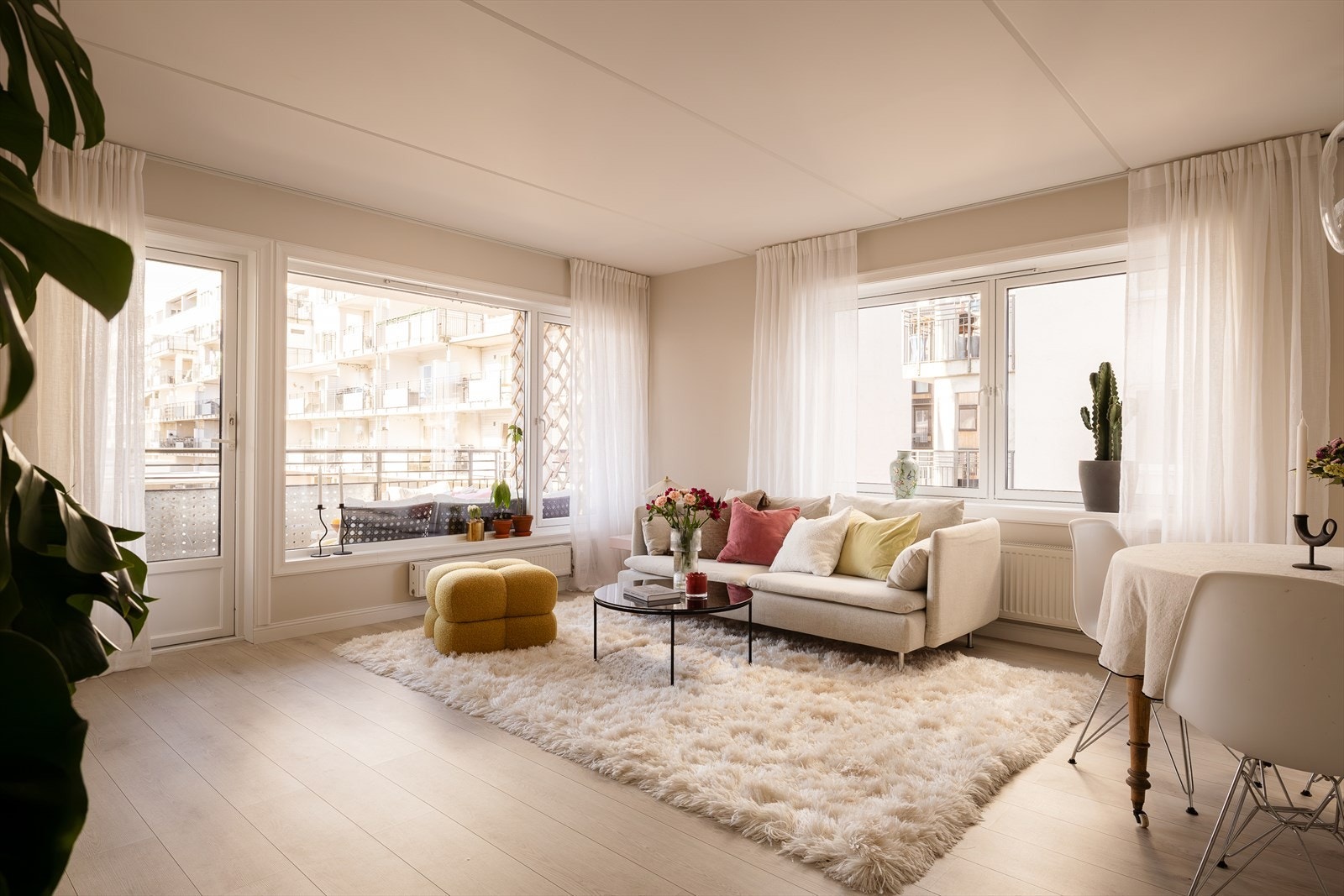 Her er det god plass til sofagruppe med tilhørende møblement. Galleribilde
